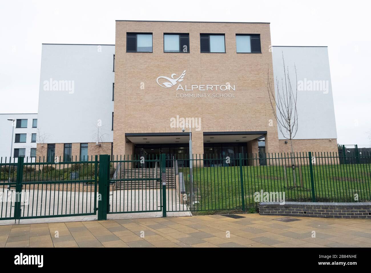 Londres, Royaume-Uni. 19 mars 2020. La photo prise le 19 mars 2020 montre l'Alperton Community School à Londres, en Grande-Bretagne. Jeudi, le Premier ministre britannique Boris Johnson s'est engagé à faire tourner la marée dans les 12 prochaines semaines dans la lutte du pays contre le nouveau coronavirus. À 9 heures (0900 GMT) jeudi, le nombre de cas confirmés de COVID-19 en Grande-Bretagne a atteint 3 269, a déclaré le Département de la santé et des soins sociaux. À 13 h (1300 GMT), 144 patients testés positifs pour COVID-19 sont morts en Grande-Bretagne. Crédit: Ray Tang/Xinhua/Alay Live News Banque D'Images