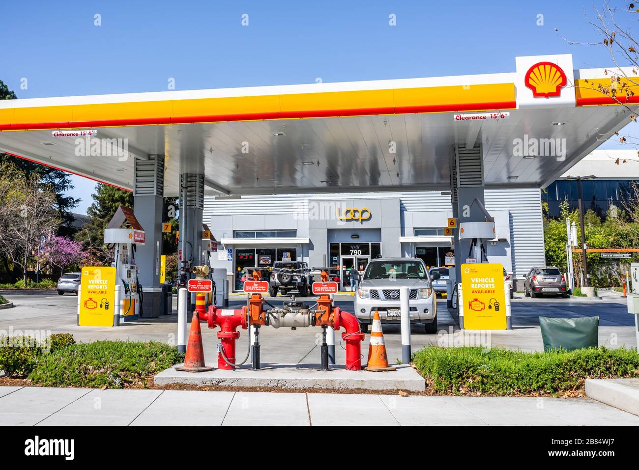 13 mars 2020 San Jose / CA / USA - station-service Shell située dans la baie de San Francisco; Royal Dutch Shell PLC, communément appelée Shell, est un britannique Banque D'Images