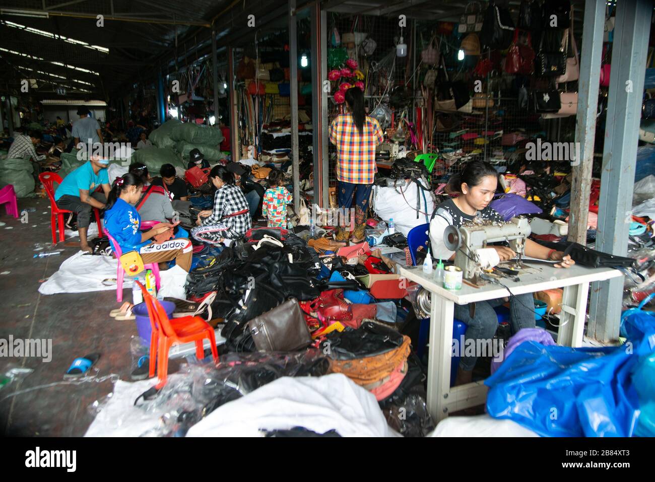 Travailleurs non identifiés réparation beaucoup ont utilisé des vêtements pour continuer à vendre au marché de Rong Kluea, dans la province de sa Kaeo à la frontière entre la Thaïlande et le Cambodge. Banque D'Images