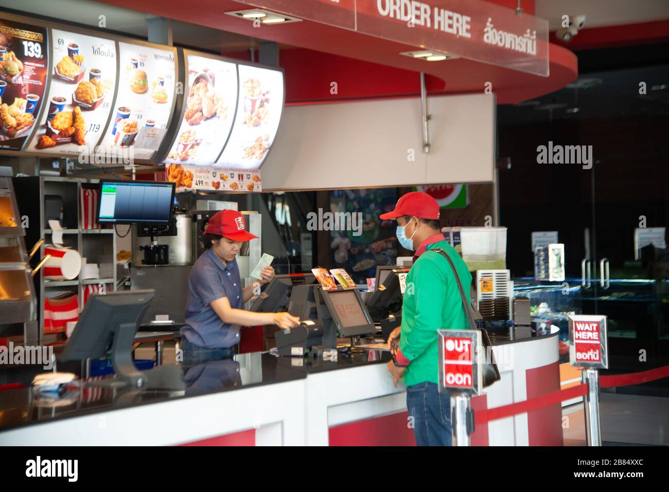 Sa KAEO, THAÏLANDE - 5 FÉVRIER 2020 : les clients paient pour l'achat de poulet frit au comptoir dans les magasins KFC du marché Rong Kluea, Banque D'Images