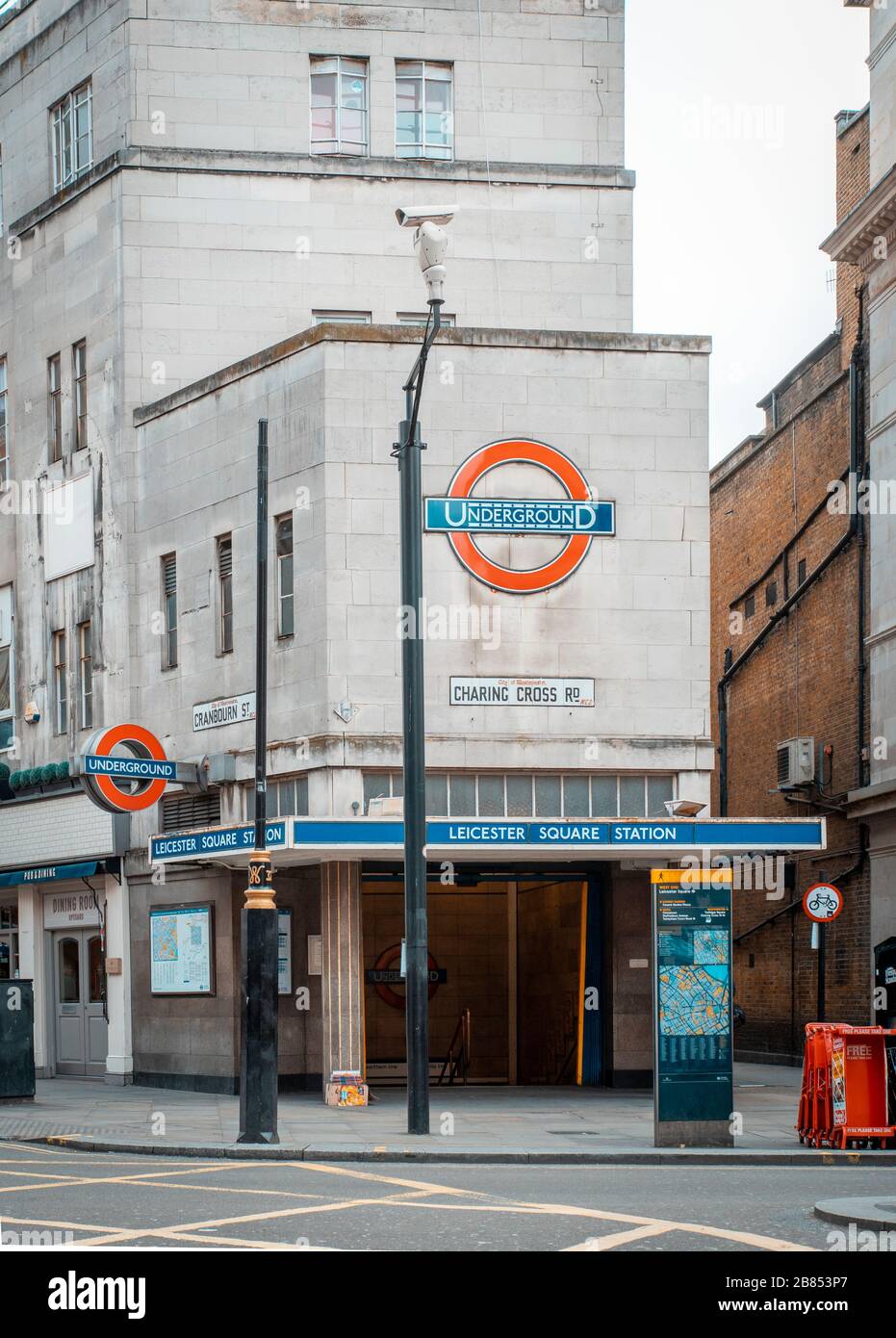 La station de métro Leicester Square dans le West End de Londres est vide en raison de l'éclosion de Coronavirus Banque D'Images