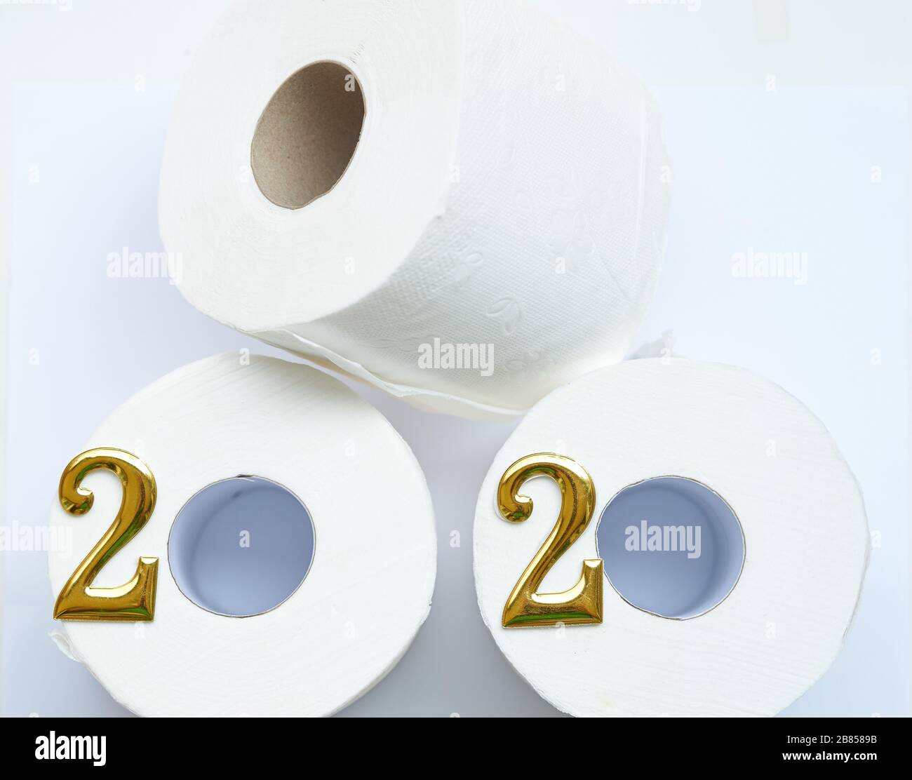 Rouleaux de toilettes, disposés pour représenter l'année 2020. Banque D'Images