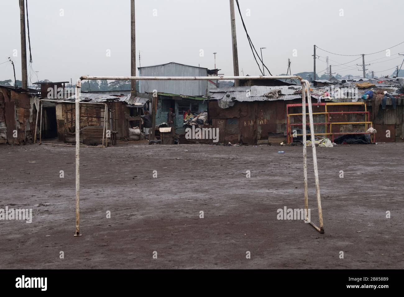 Terrain de football, Mathare Slum, Nairobi, Kenya. Mathare est une collection de bidonvilles au nord-est du centre de Nairobi, au Kenya, avec une population d'environ Banque D'Images