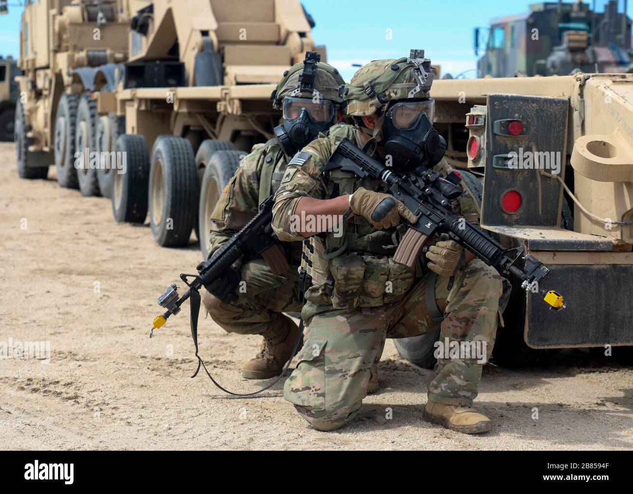 Soldats de l'armée américaine affectés au 375ème Bataillon de soutien au combat, 1ère équipe de combat de la Brigade Stryker, 2ème Division d'infanterie, base conjointe Lewis-McChord, Wa., manœuvres tactiquement vers la rotation d'action décisive 20-05 au Centre national d'entraînement de fort Irwin, Californie, 16 mars 2020. Les rotations d'action décisives au Centre national d'entraînement assurent que les équipes de combat de la Brigade de l'Armée de terre restent polyvalentes, réactives et toujours disponibles pour les éventualités actuelles et futures (États-Unis Photo de l'armée par le Cpl. Antoine Rolle, Groupe des opérations, Centre national de formation.) Banque D'Images