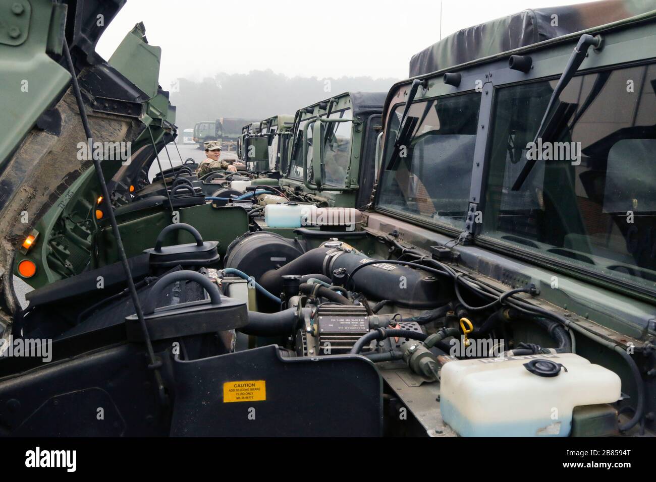 Les soldats du 201ème Groupe de soutien régional Siège-Siège de l'entreprise effectuent des contrôles et des services hebdomadaires d'entretien préventif (cmc) pour mettre en service les véhicules de l'unité afin de s'assurer qu'ils sont prêts à effectuer diverses missions. Chaque section du personnel de la HHC a la responsabilité des cmc de leur ensemble de véhicules désigné. Les tâches DES CMC sont essentielles aux opérations du SG 201ème et s'assurent qu'elles restent capables de mission. La brigade fournit une capacité d'intervention pour aider les autorités civiles à sauver des vies et à atténuer les souffrances en réponse à un incident CBRN (chimique, biologique, radiologique, nucléaire). Dans le temps Banque D'Images