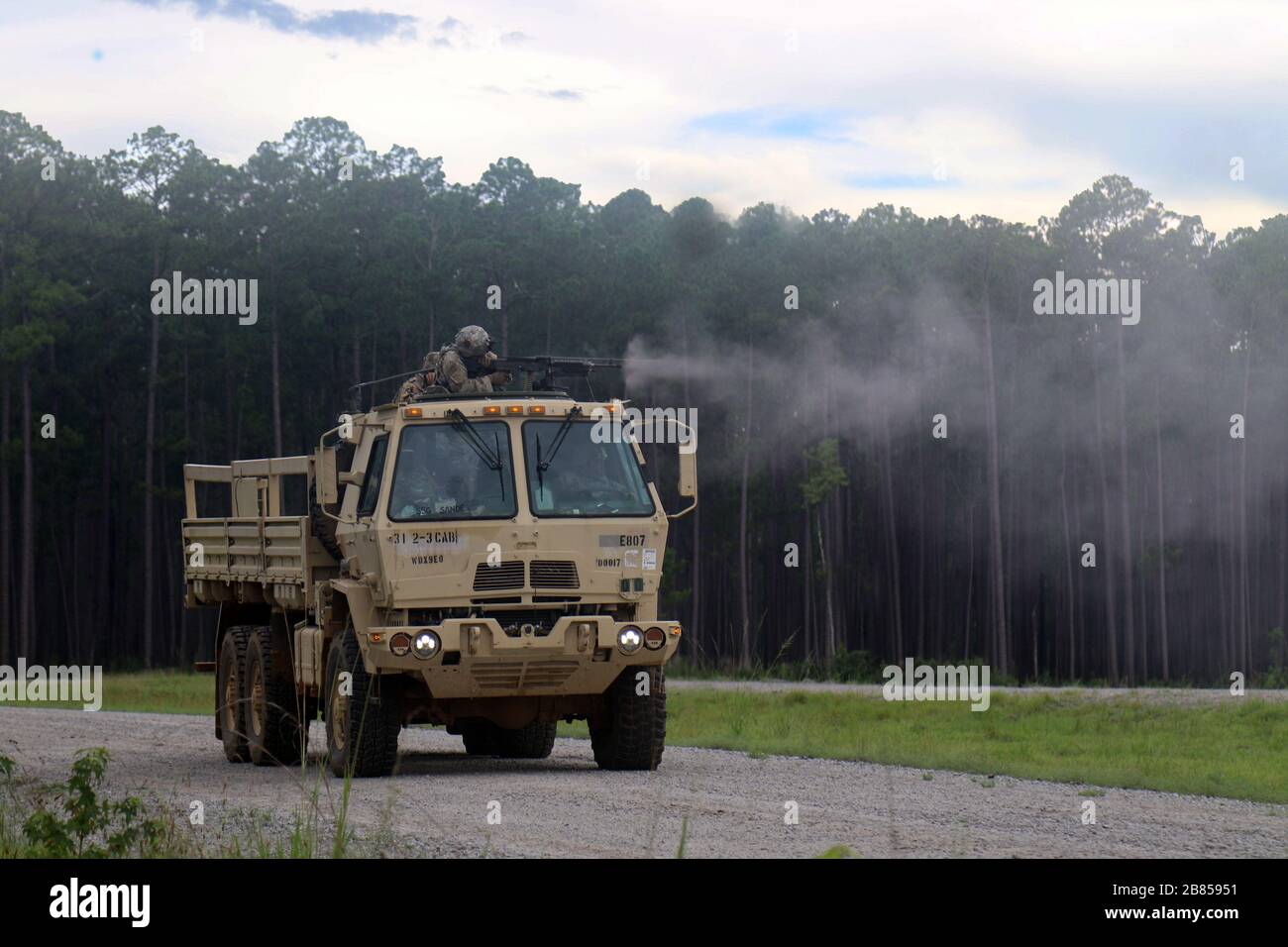 Un soldat avec 2-3 AVN., 3ème CABINE, 3ème ID, déclenche un canon à machine de 0,50 cal. Pendant un exercice de convois en feu à fort Stewart, 10 juillet. L'entraînement sur une variété de tâches garantit que les soldats de Marne Air sont prêts. Banque D'Images
