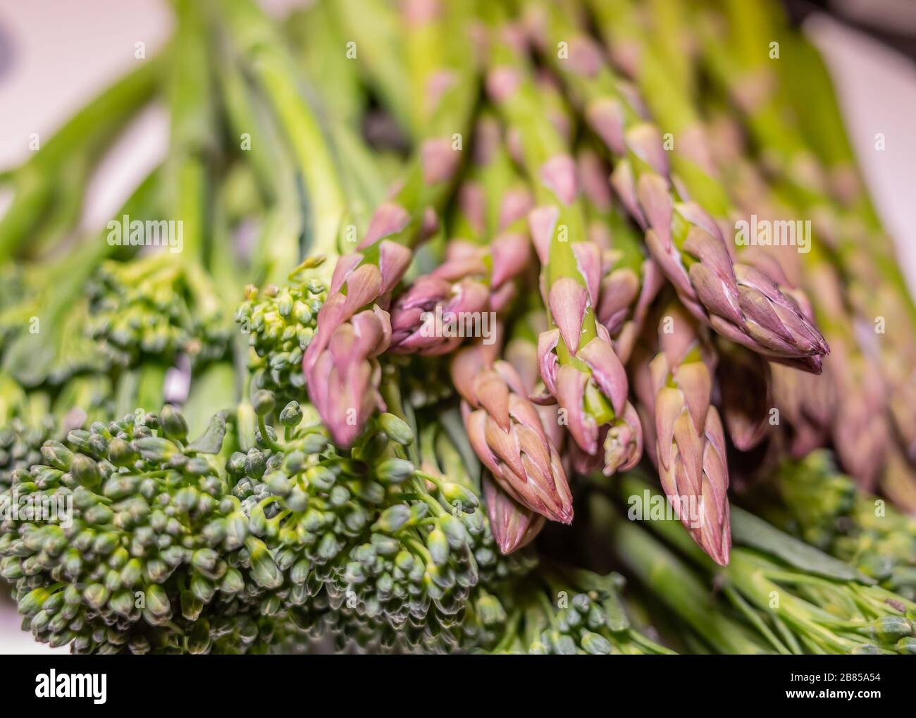 12 gros plan et sélection sur les pointes d'asperges organiques et les têtes de brocoli vertes Banque D'Images