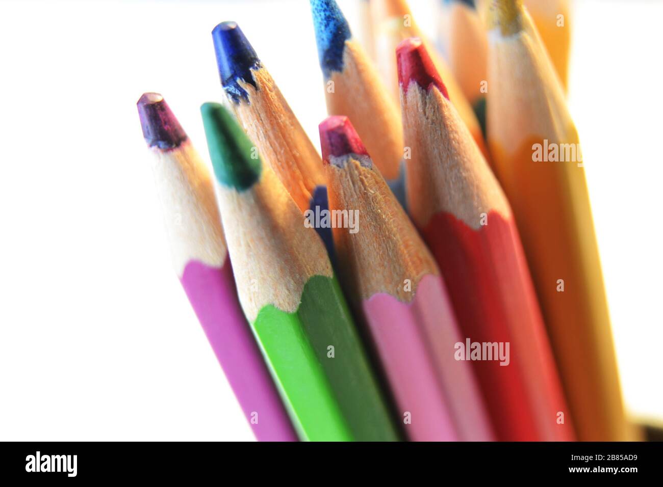 Un paquet de crayons de couleur scolaire pour dessiner des détails isolés macro Banque D'Images