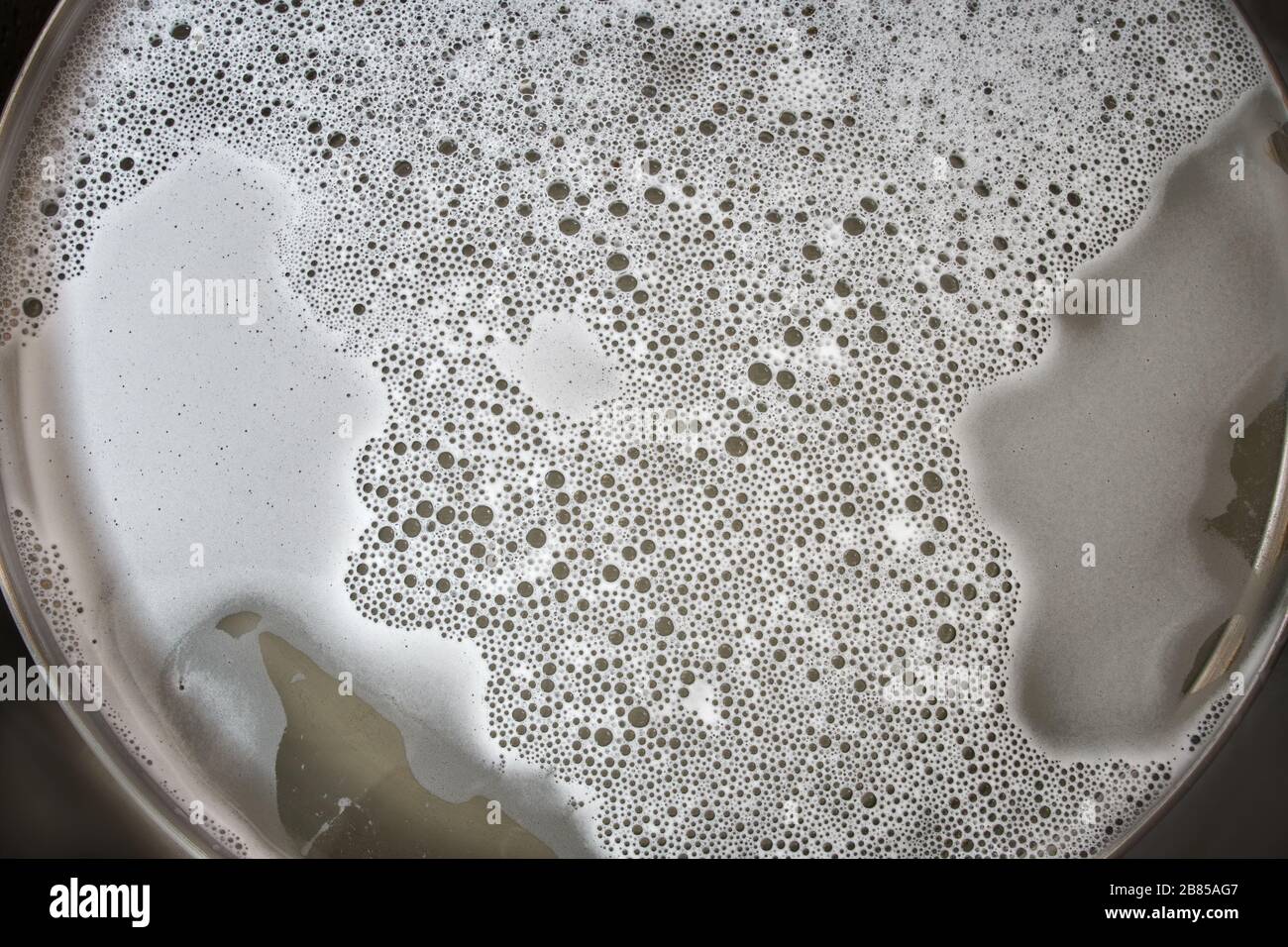Résumé fond blanc texture mousse savonneuse. Shampoing mousse avec bulles Banque D'Images