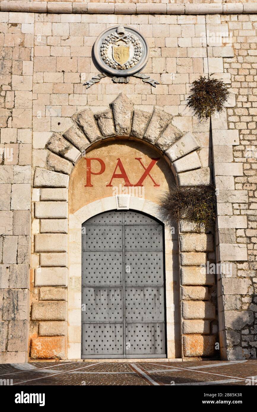 La porte d'entrée de l'abbaye de Monte Cassino, Italie Banque D'Images