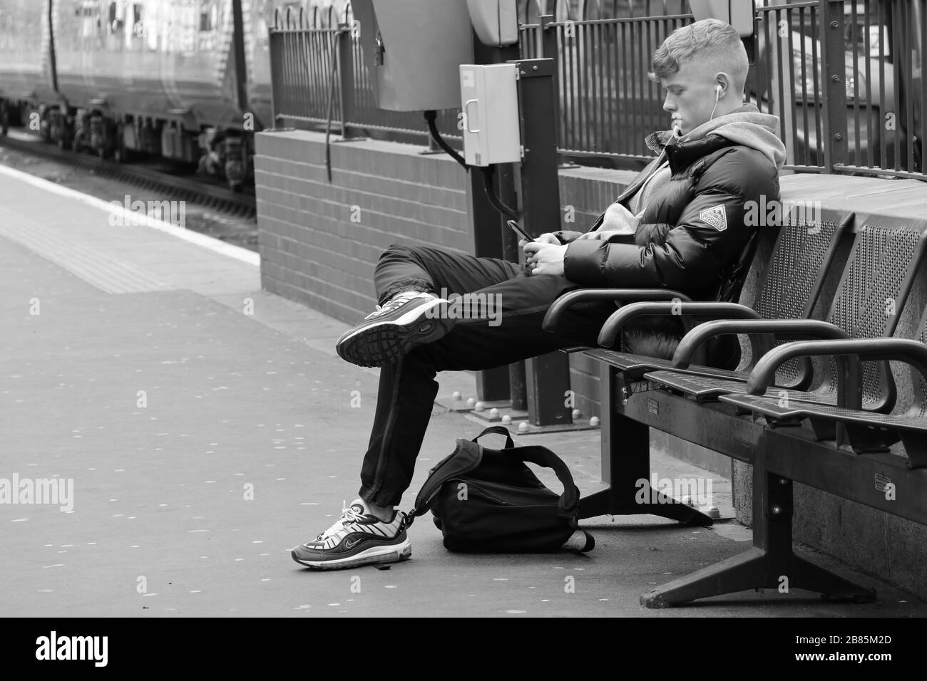 Se détendre au Glasgow Central Banque D'Images