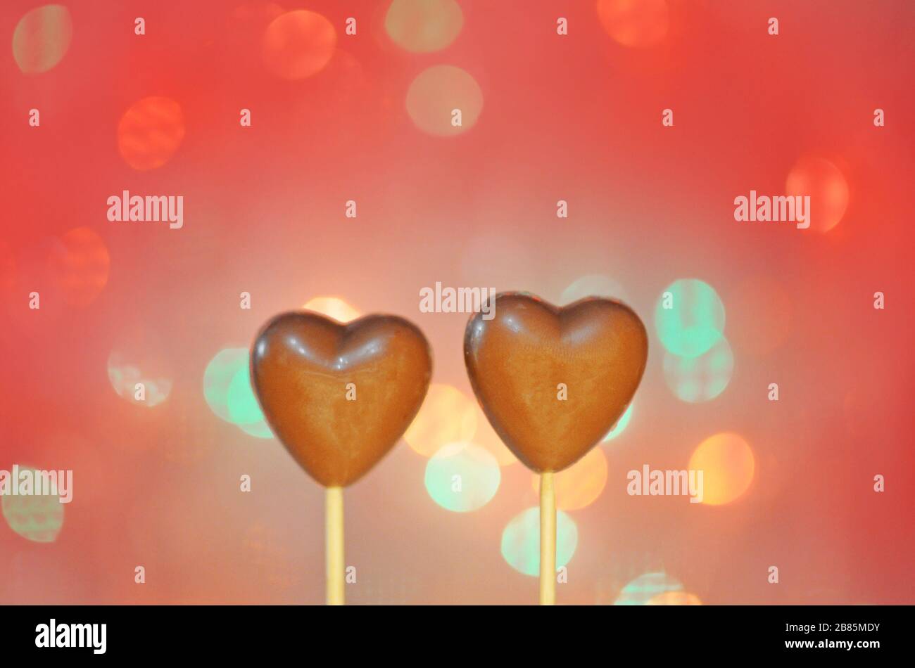 Le gâteau au chocolat se déforme en forme de coeur. Cookies en forme de coeur enrobés de chocolat sur une fermeture de bâton. Banque D'Images