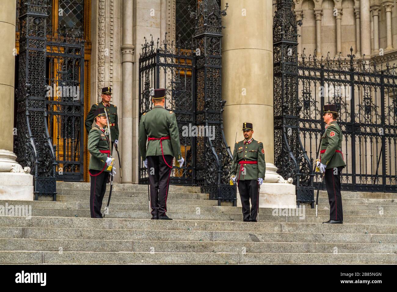 Budapest, la relève de la garde au Parlement hongrois, cinq soldats, le 17  septembre 2019 en Hongrie Photo Stock - Alamy
