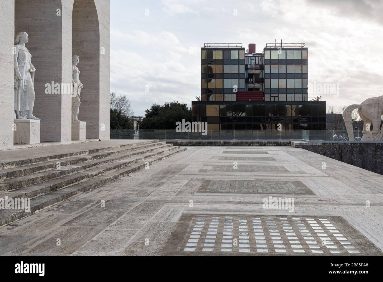 Le Colisée de la place (Palazzo della Civiltà Italiana) est un bâtiment de l'ère fasciste qui fait partie du quartier de l'architecture rationaliste EUR, à Rome, en Italie Banque D'Images