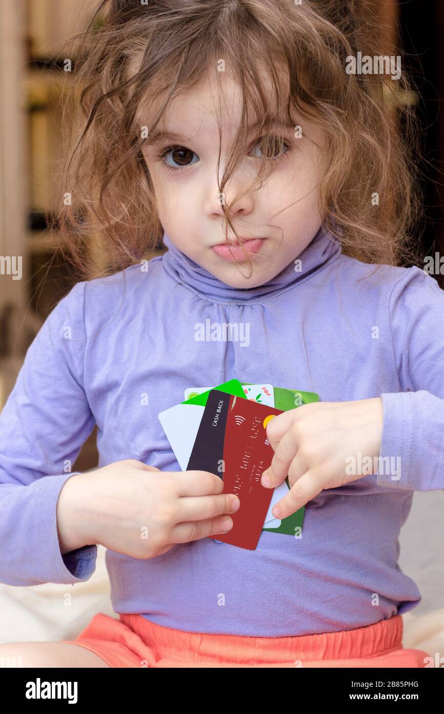 Jeune Fille De Bebe Mignon Avec Des Cartes De Credit Dans Les Mains Photo Stock Alamy