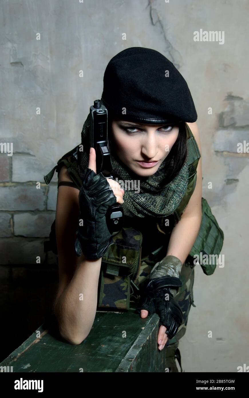 femme militaire avec arme Photo Stock - Alamy