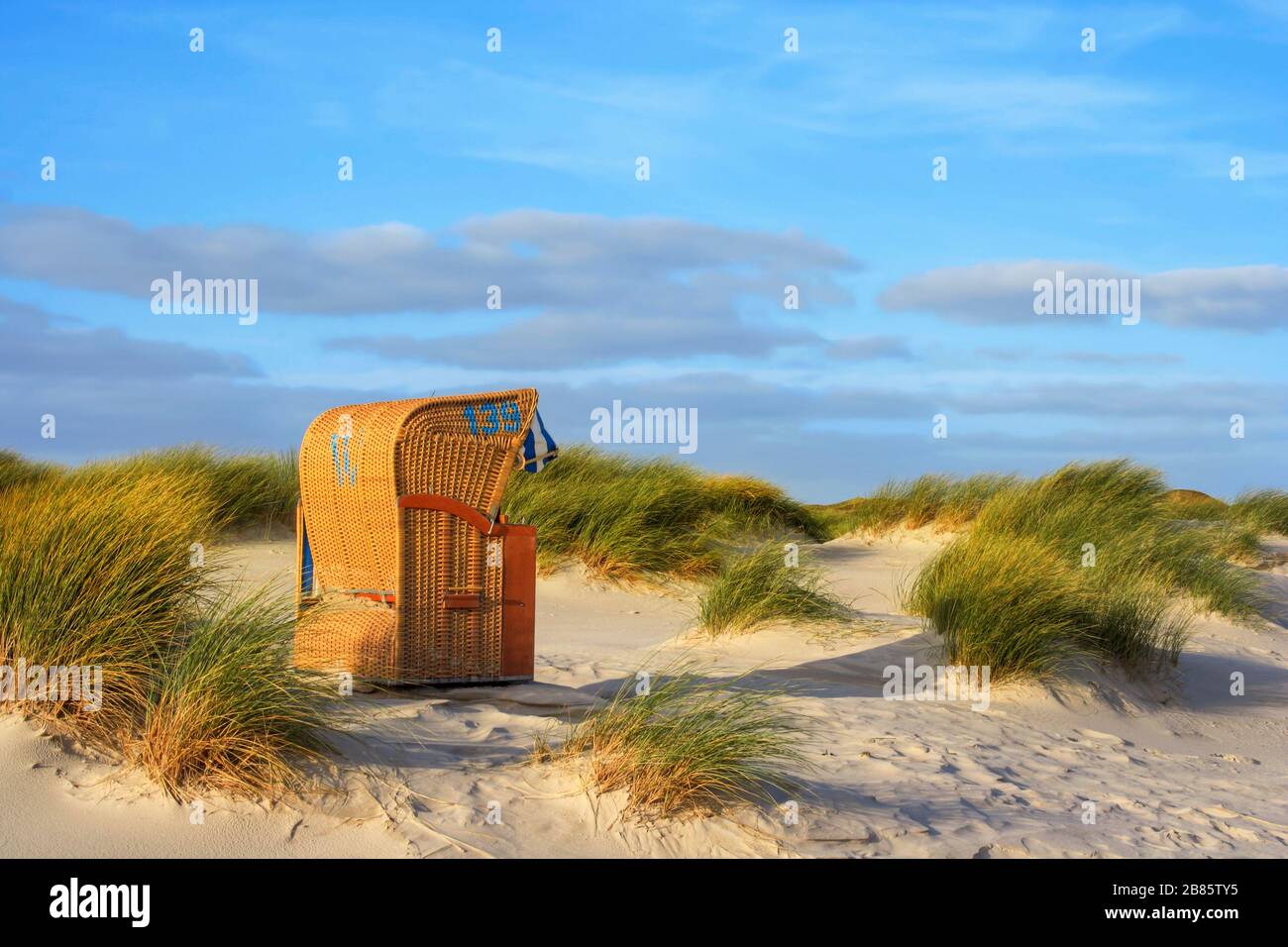 Scène de plage avec chaise de plage sur l'île 'Amrum', Allemagne du Nord. Banque D'Images