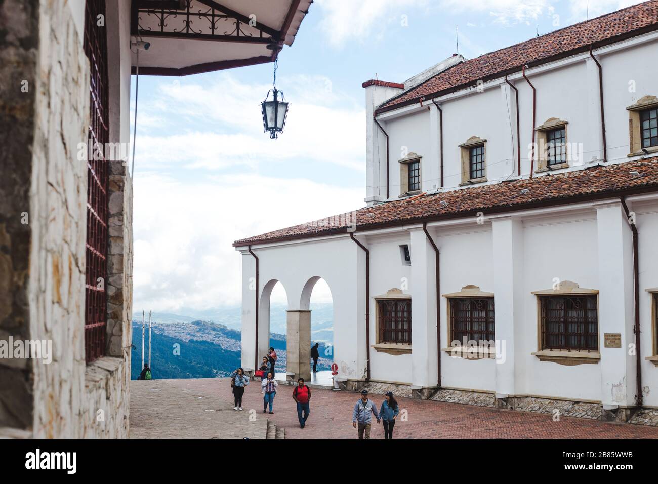 Église catholique blanche et monastère de Santuario au sommet d'une montagne à Monserrate à Bogota, Colombie Banque D'Images