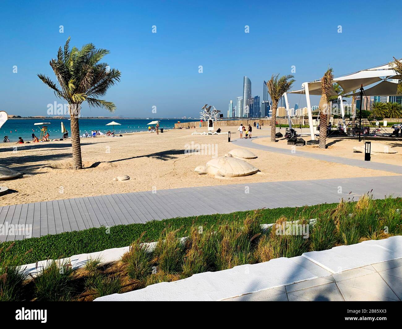 Abu Dhabi / Emirats Arabes Unis - 6 mars 2020: Célèbre Corniche plage avec les gens. Belle longue plage de Corniche avec gratte-ciel et parc à Abu Dhabi Banque D'Images