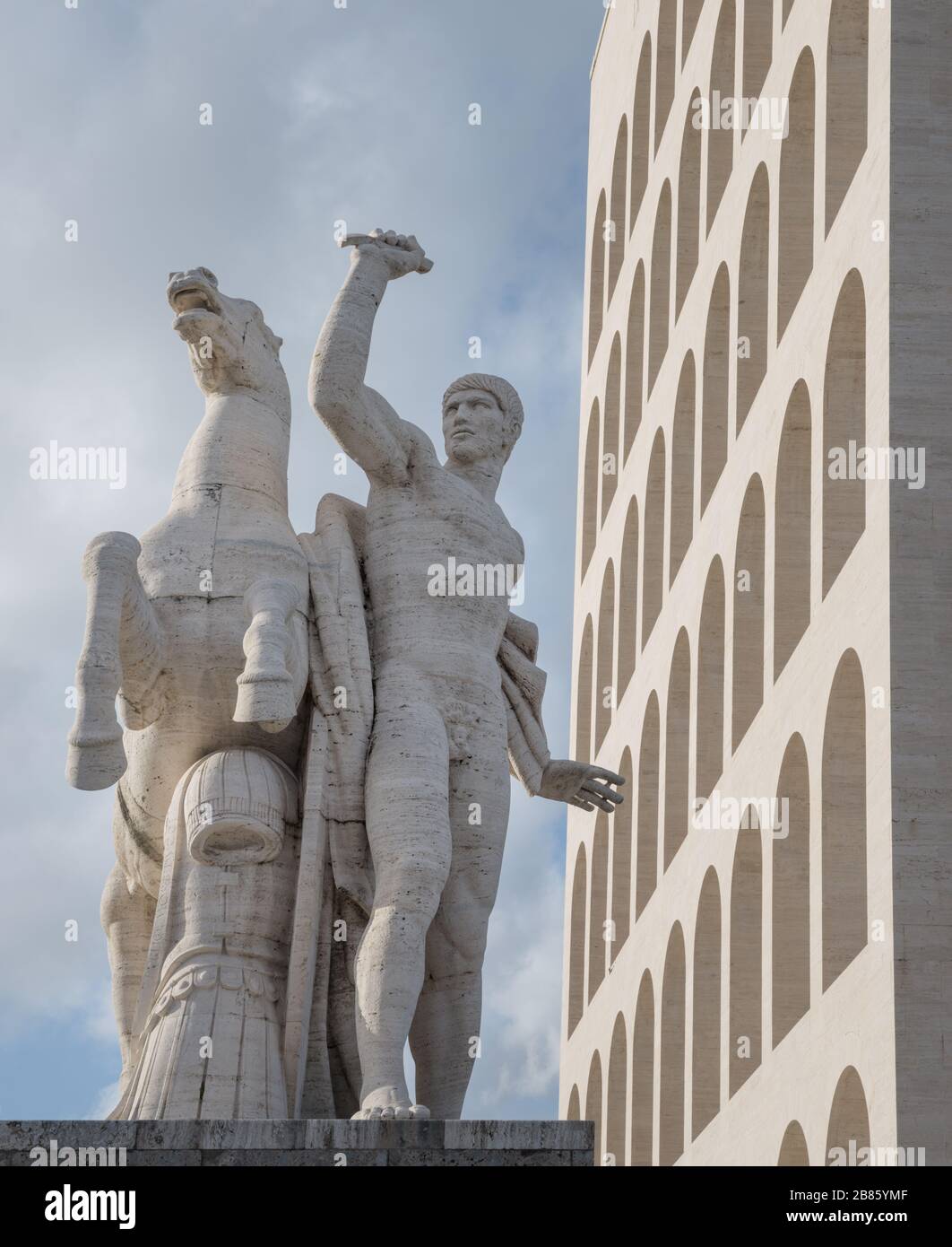 Le Colisée de la place (Palazzo della Civiltà Italiana) est un bâtiment de l'ère fasciste qui fait partie du quartier de l'architecture rationaliste EUR, à Rome, en Italie Banque D'Images