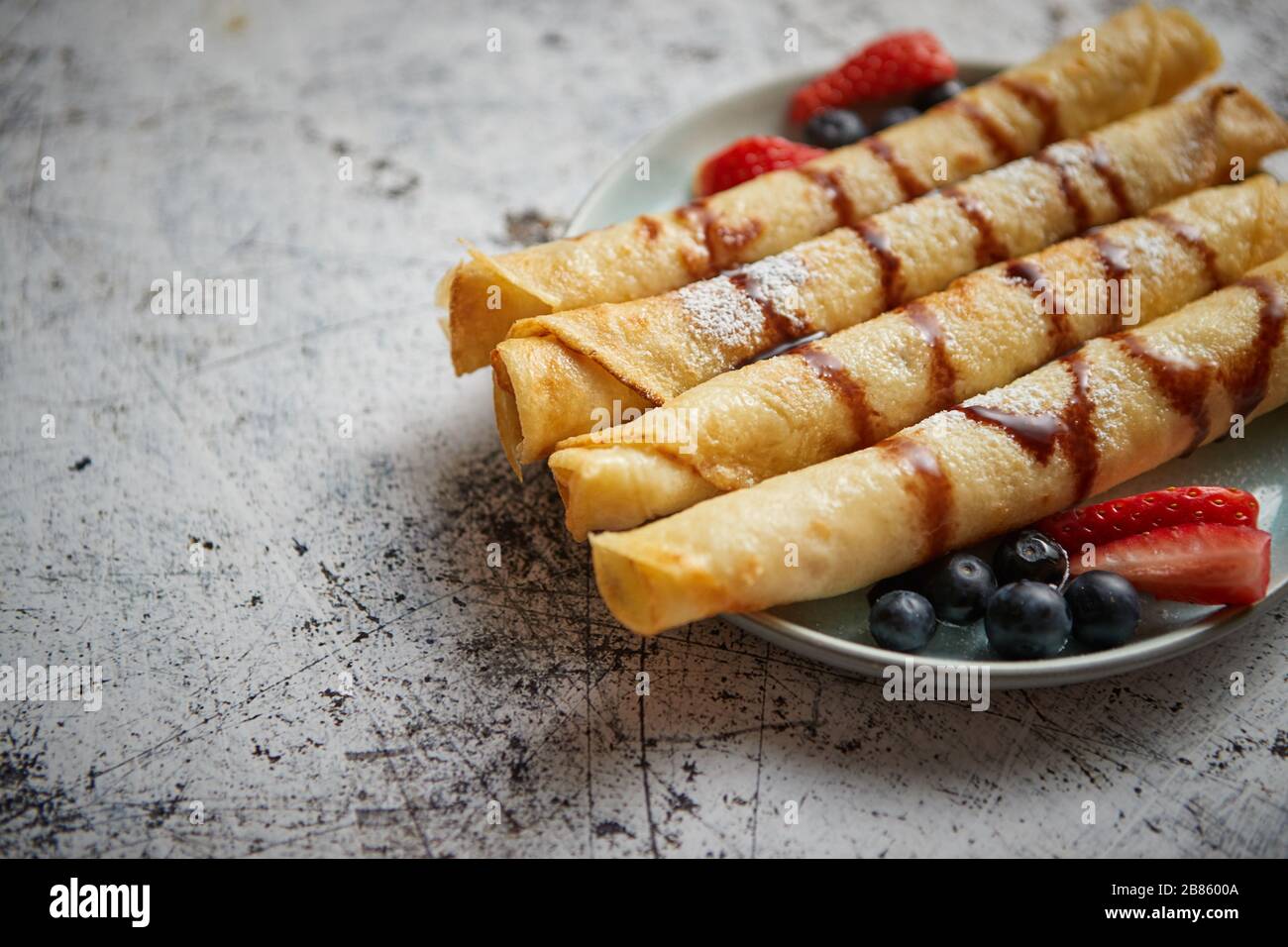 Plateau de rouleau de crêpes avec fruits frais et chocolat Banque D'Images