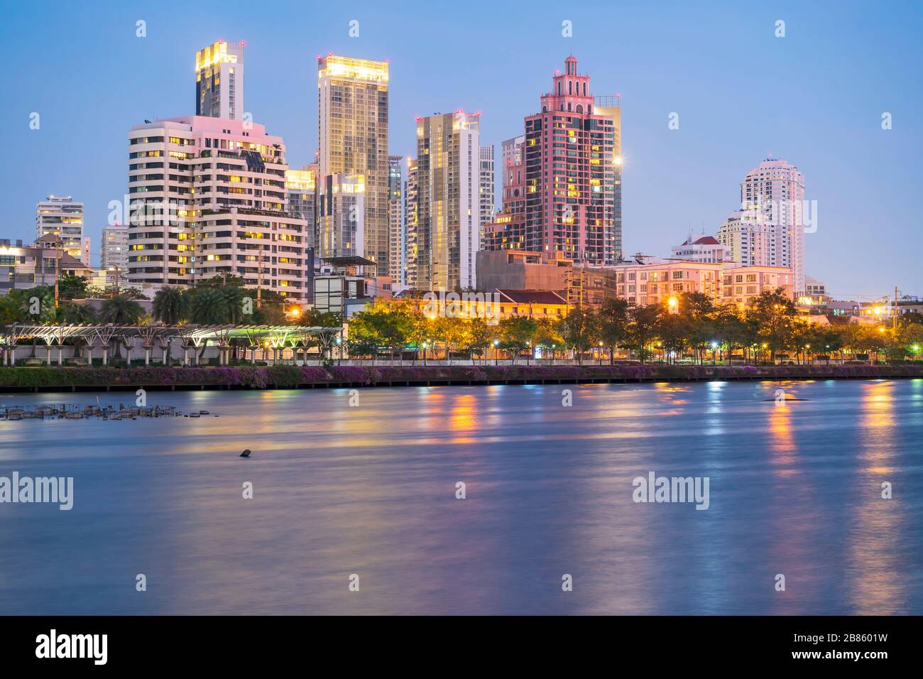 Parc Benchakitti, Cityscape des affaires gratte-ciel. Paysage urbain du parc Benchakitti , poumon vert de Bangkok, Thaïlande. Banque D'Images