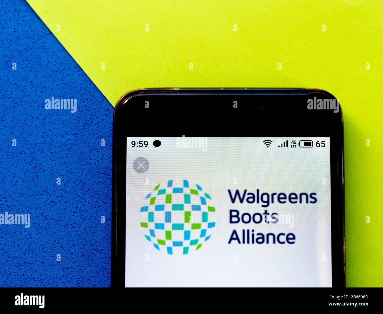 Sur cette photo, un logo Walgreens Boots Alliance apparaît sur un smartphone. Banque D'Images