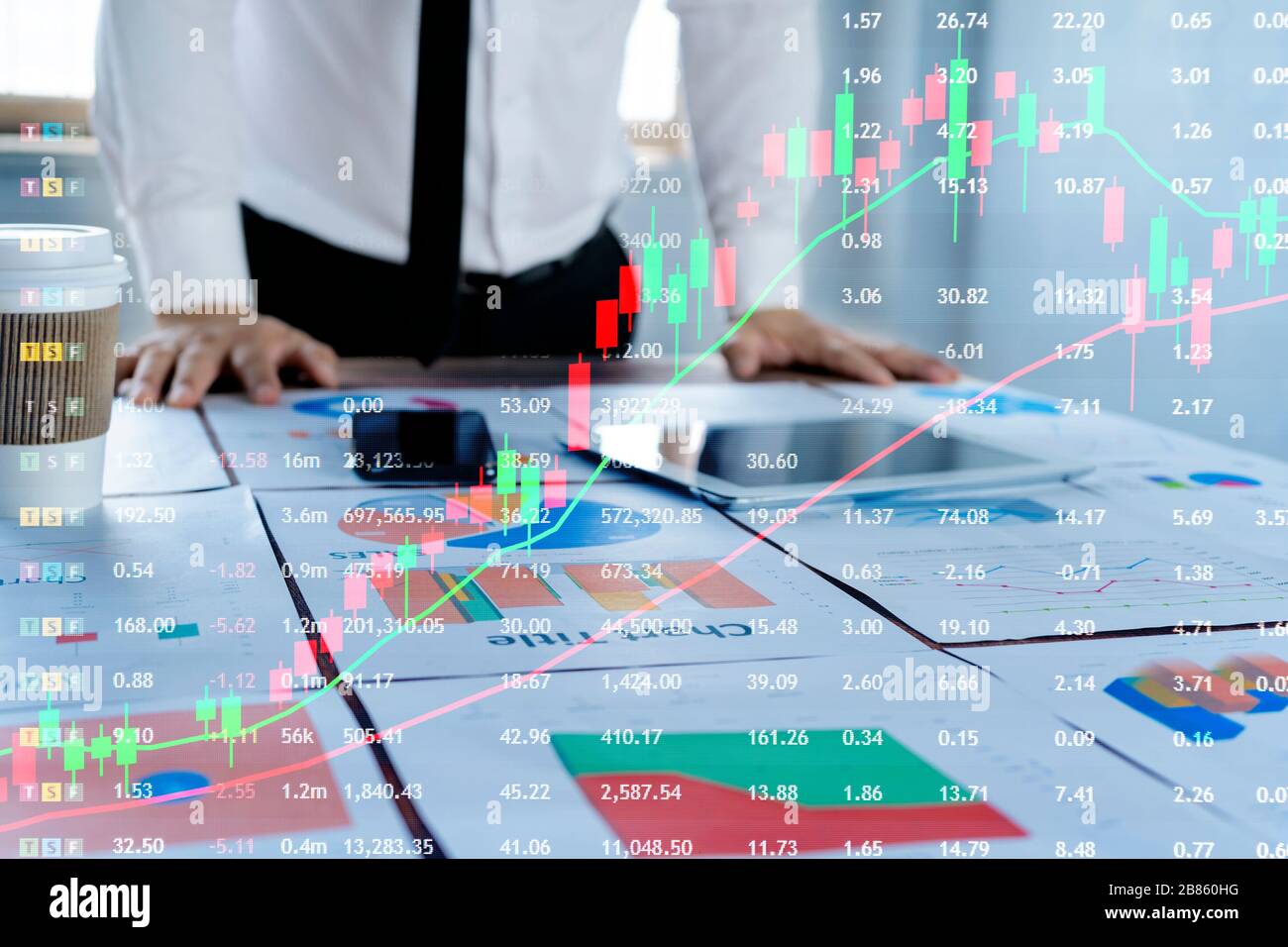 Les hommes d'affaires prévoient investir sur le marché boursier. En documentant la table d'analyse à placer sur le bureau pour vérifier les inconvénients, solutio Banque D'Images