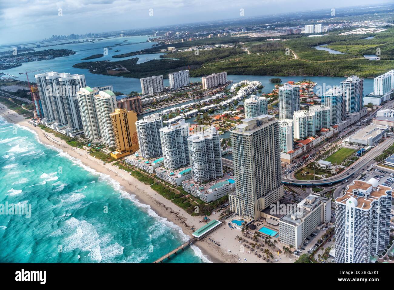 Vue aérienne sur la ville de North Miami Beach avec soleil et nuages. Banque D'Images