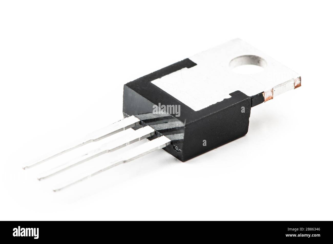 Divers composants électroniques, TRANSISTORS boîtier TO-220 gros plan sur fond blanc. Banque D'Images