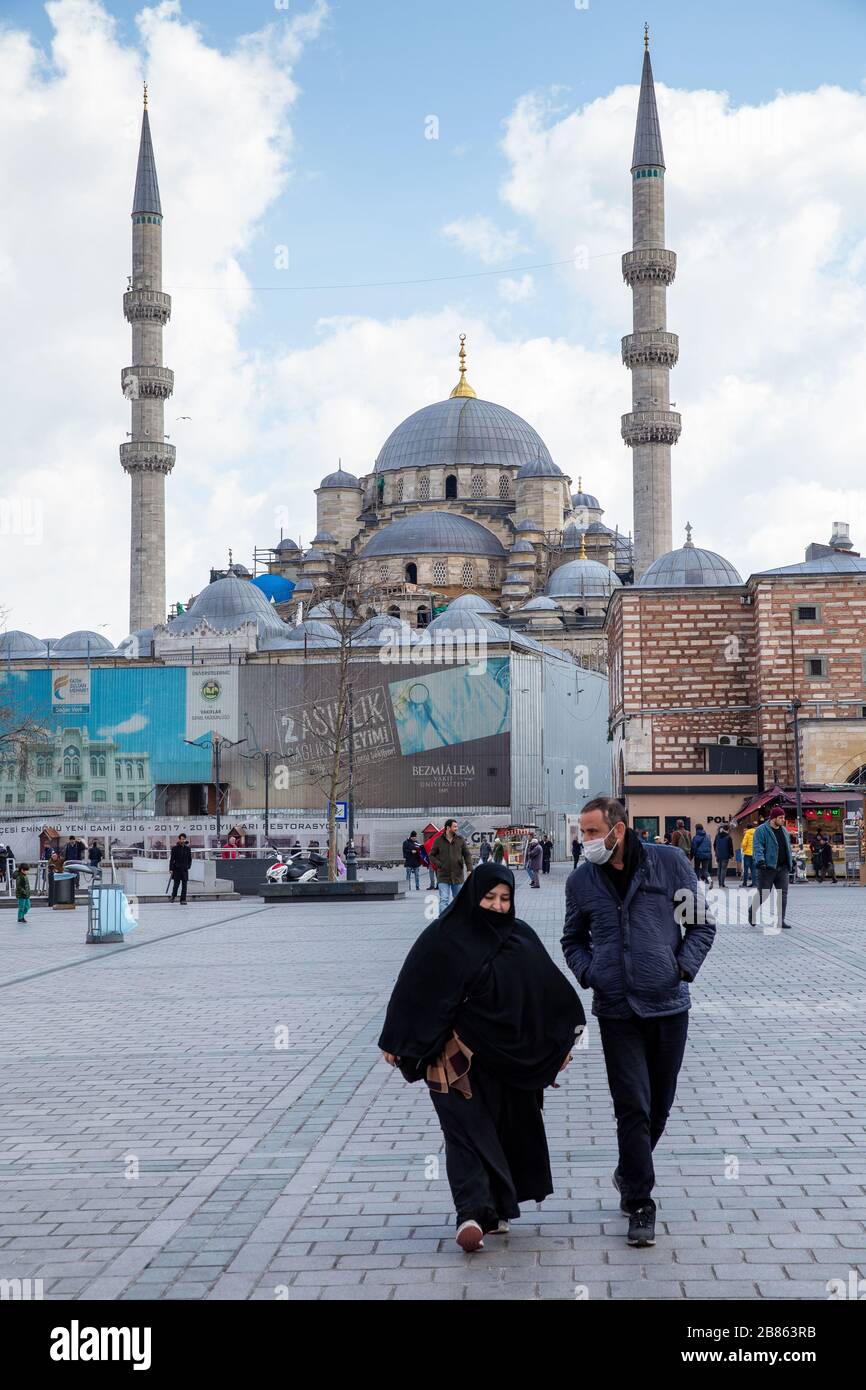 Vue de la place Eminonu.A cause d'un nouveau type de cas de coronavirus en Turquie, le nombre de personnes errant dans les places et les rues avec des masques. Banque D'Images