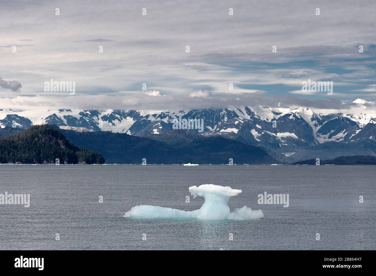 Vue panoramique sur un bloc de glace du glacier Columbia flottant sur le détroit, Prince William Sound, Alaska Banque D'Images