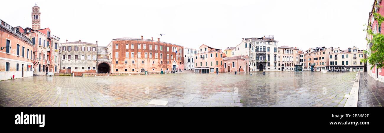 Venise. Italie - 13 mai 2019: Venise, Italie. Place Campo Sant Anzolo. Santo Stefano Bell Tower (Campanile de Santo Stefano). Banque D'Images