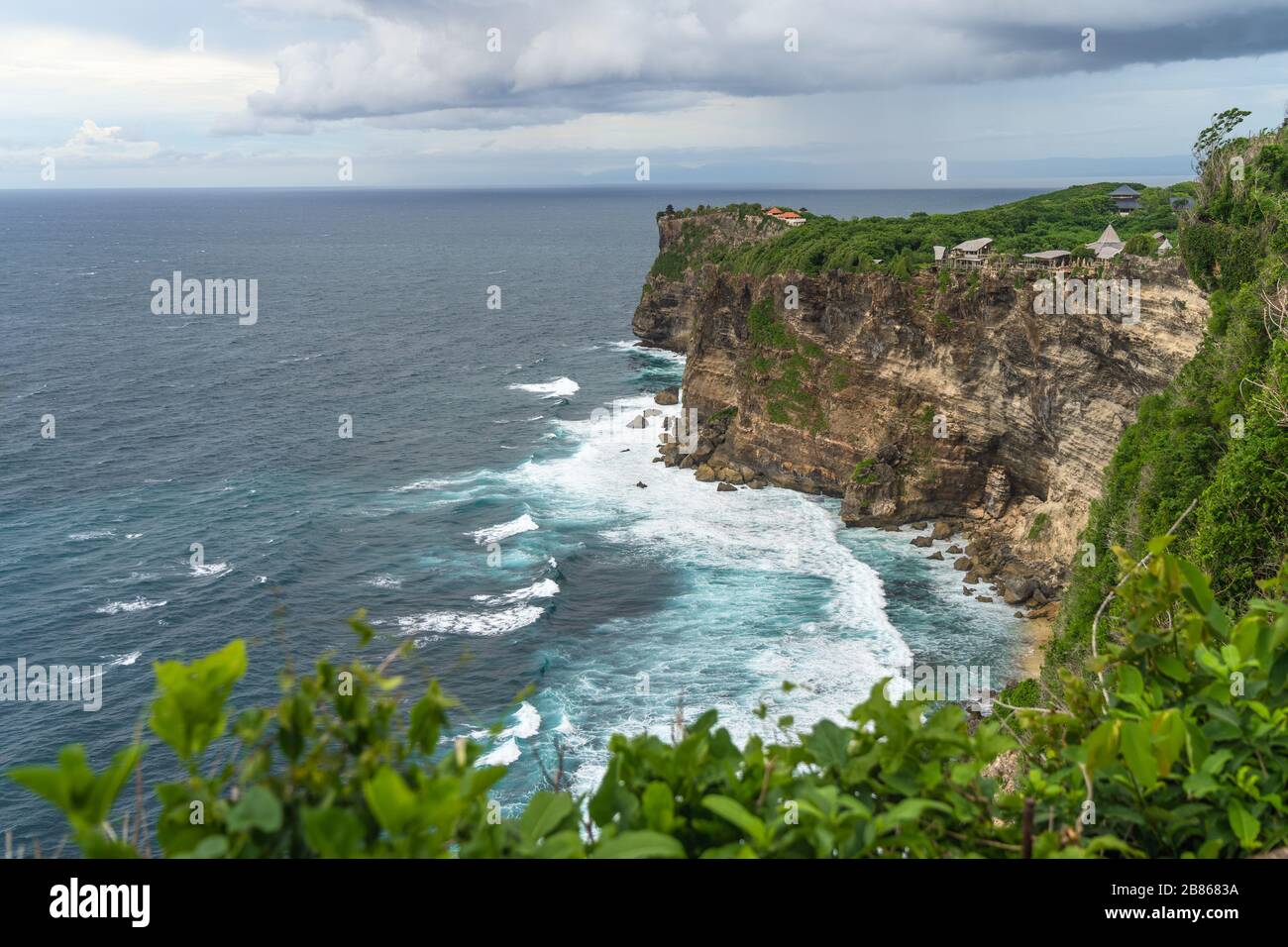 Temple d'Uluwatu au sud de Bali vu du point de vue de Karang Boma Cliff, Indonésie Banque D'Images