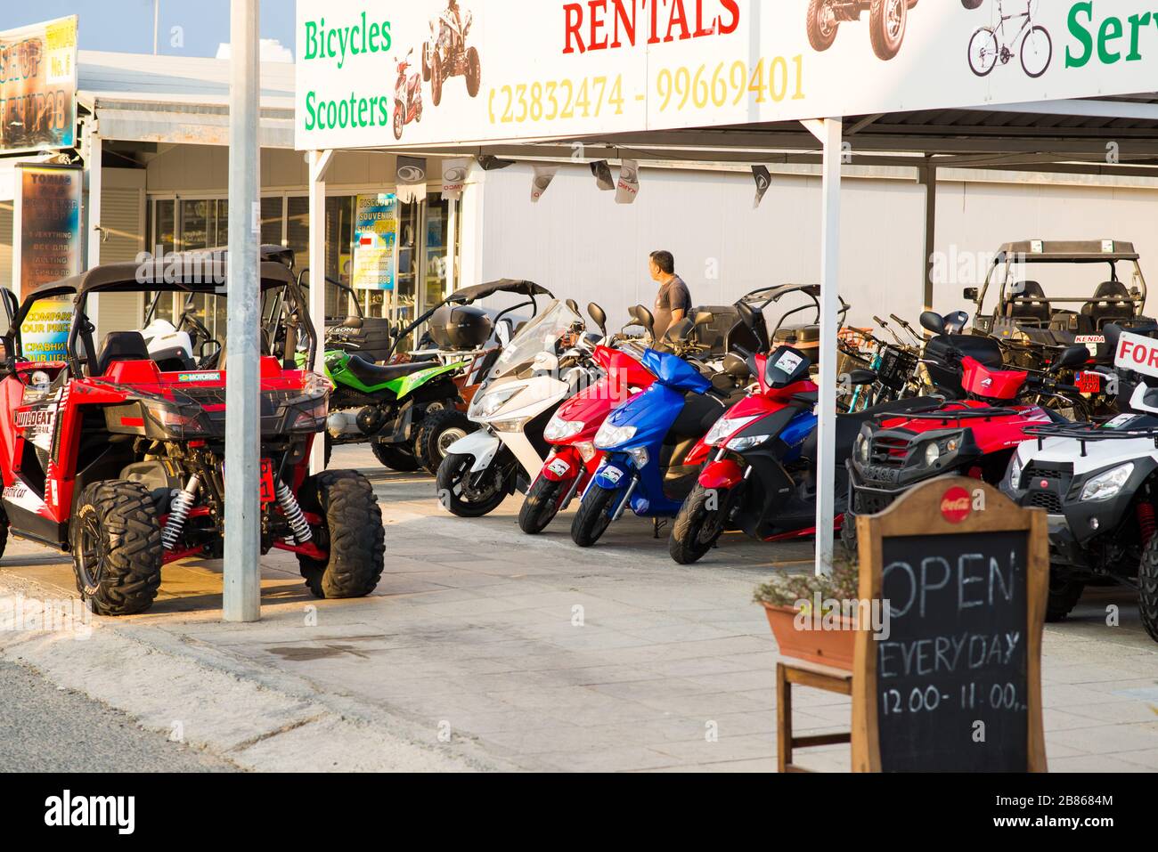Protaras. Chypre - 9 octobre 2018 : point de location pour Quads, Motos, scooters au centre de Protaras. Banque D'Images