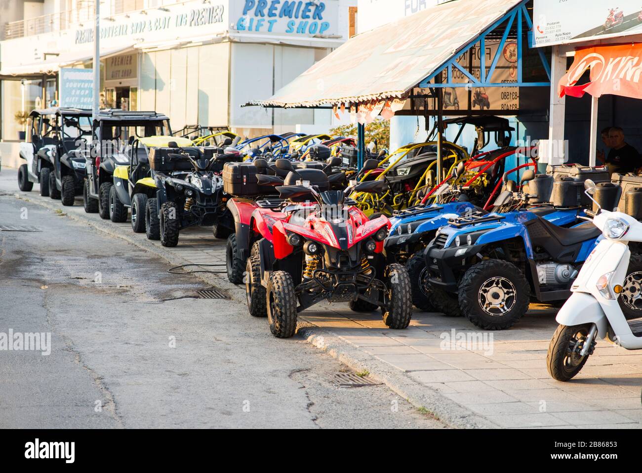 Protaras. Chypre - 9 octobre 2018 : point de location pour Quads, Motos, scooters au centre de Protaras. Banque D'Images