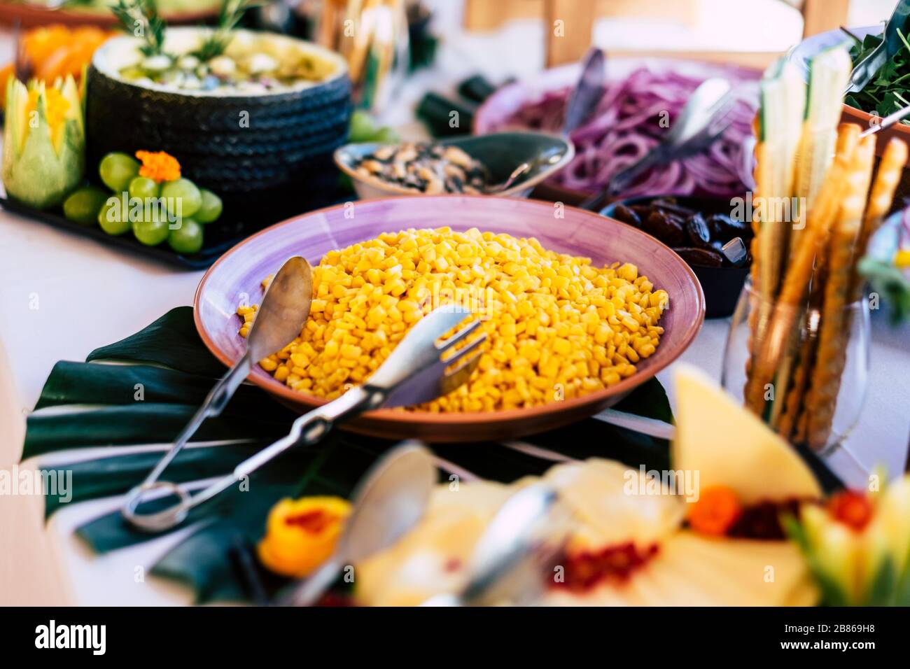 Gros plan sur la restauration sous forme de buffet à l'occasion d'un événement avec des corns savoureux et frais jaunes - des plats naturels sains et des ingrédients pour les salades Banque D'Images