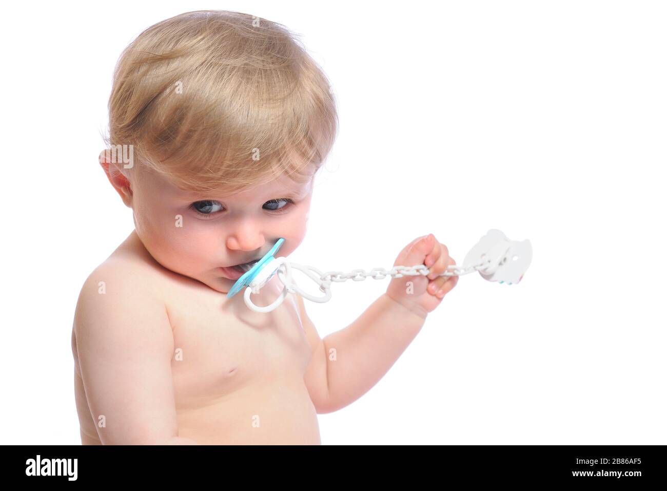 Photo Portrait Sur Fond Blanc Joli Bebe Nouveau Ne Garcon Avec Sucette Blanche Dans La Bouche Regarde Loin Photo Stock Alamy