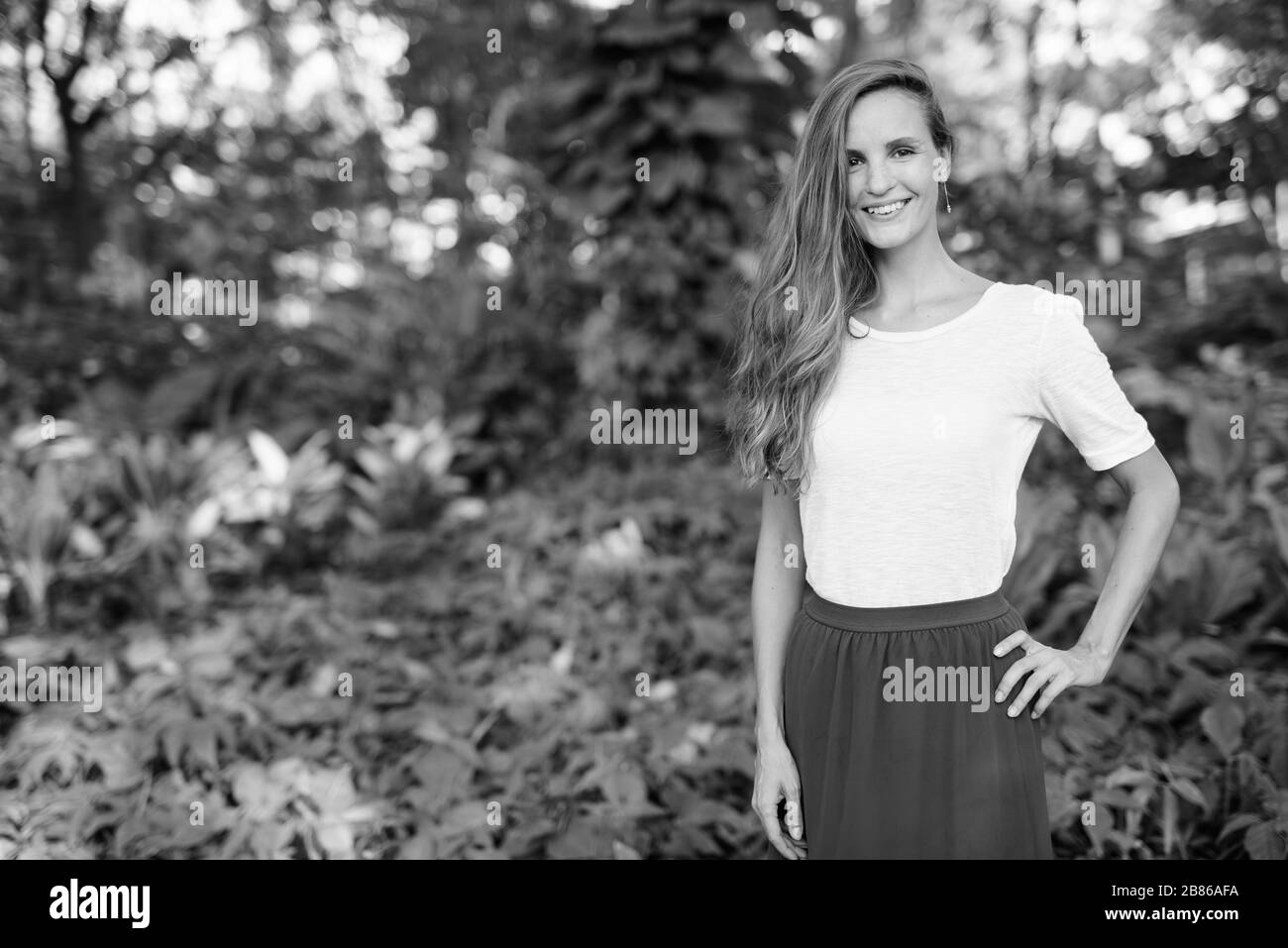 Portrait de belle femme se reposant au parc Banque D'Images Portrait de belle femme se reposant au parc Banque D'Images