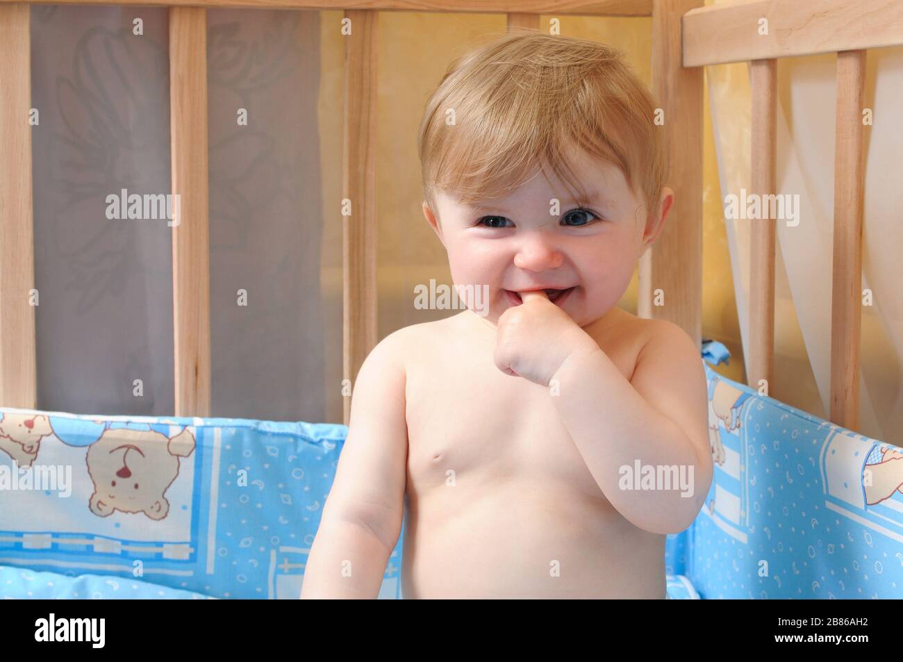 Photo Portrait Sur Fond Blanc Joli Bebe Nouveau Ne Garcon Avec Sucette Blanche Dans La Bouche Regarde Loin Photo Stock Alamy