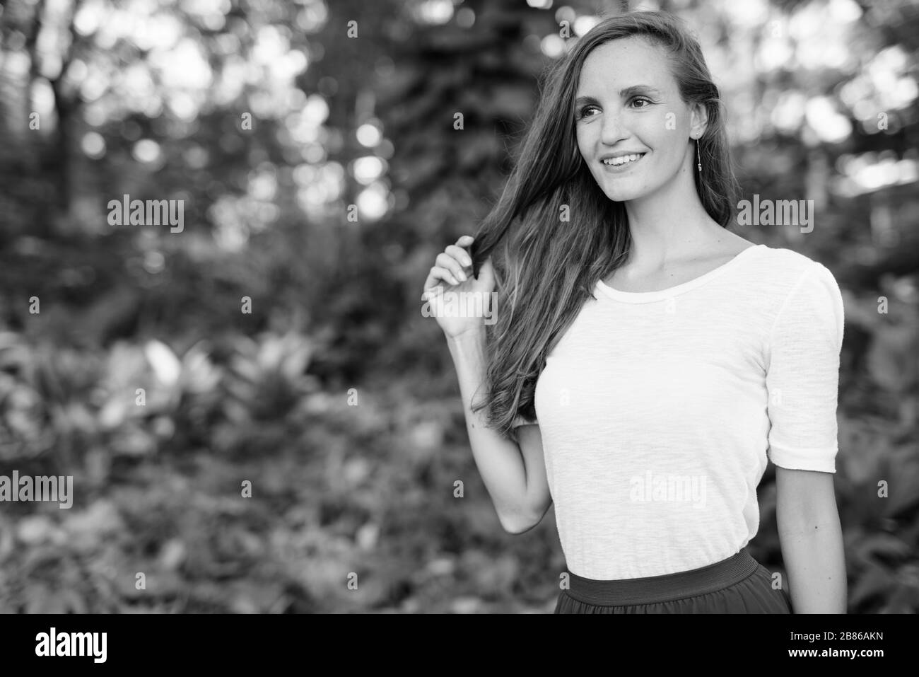 Portrait de belle femme se reposant au parc Banque D'Images