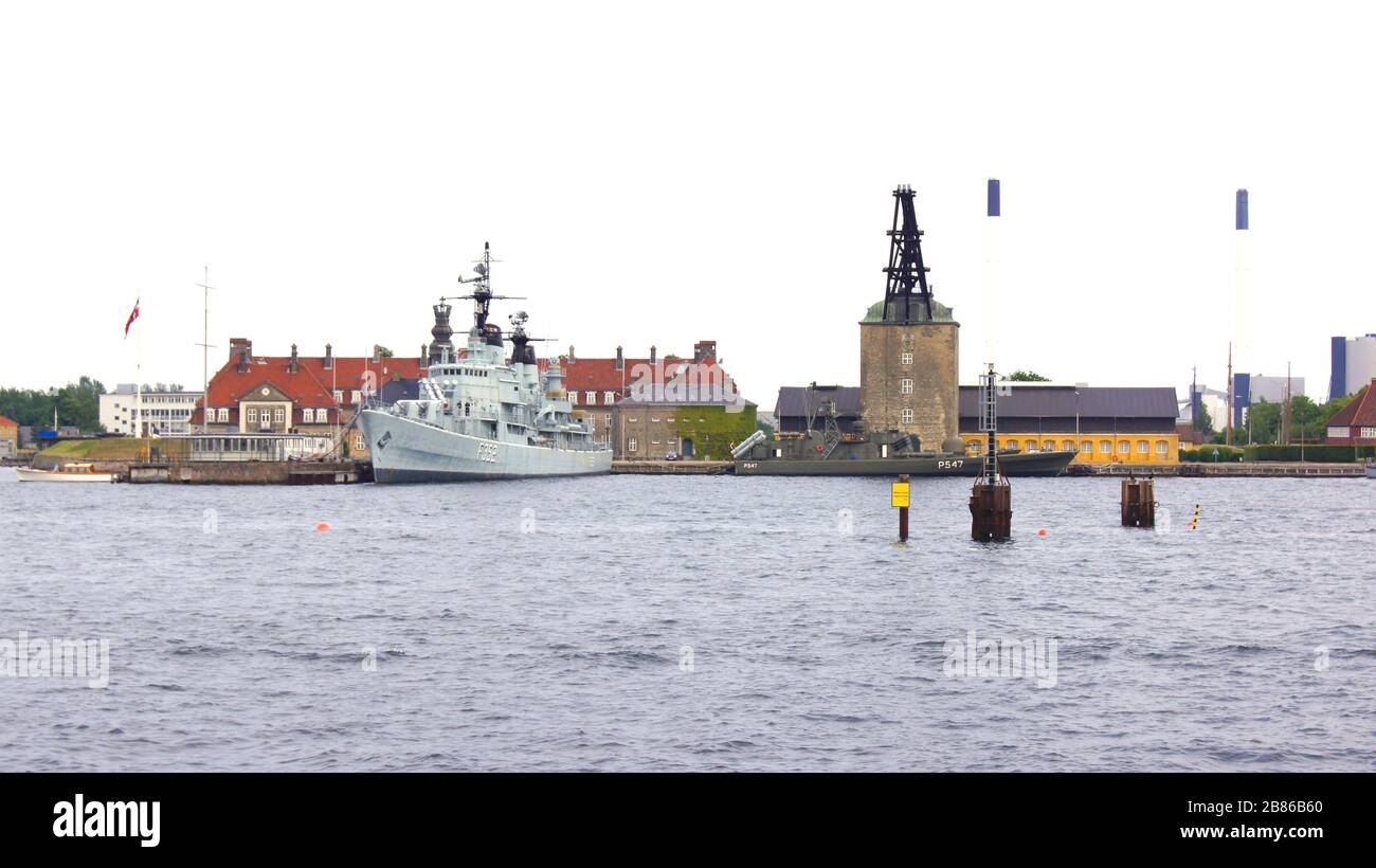 COPENHAGUE, DANEMARK - 6 JUILLET 2015 : vue sur la rivière ou le havre Kopennhagen avec un navire Banque D'Images