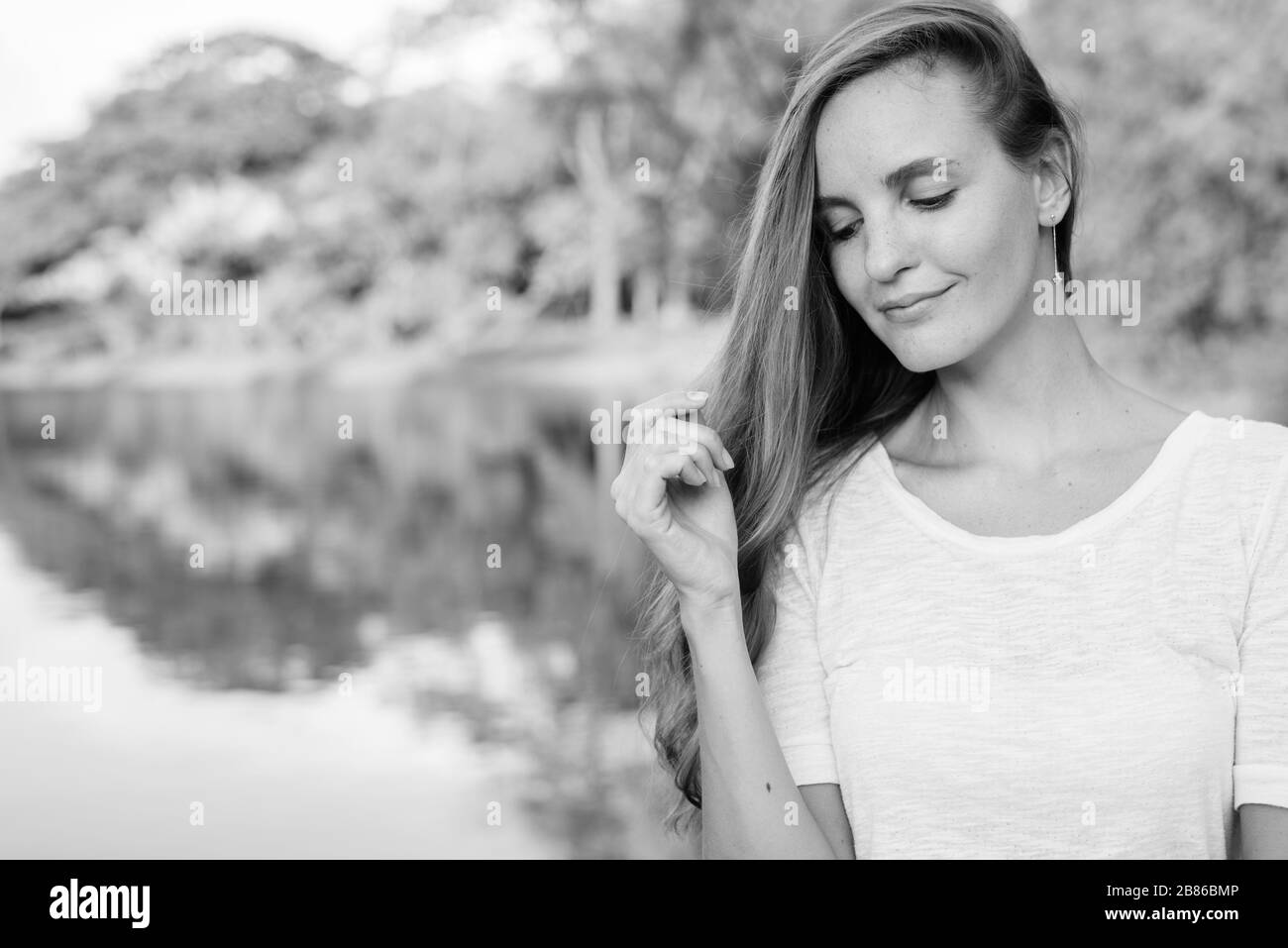 Portrait de belle femme se reposant au parc Banque D'Images