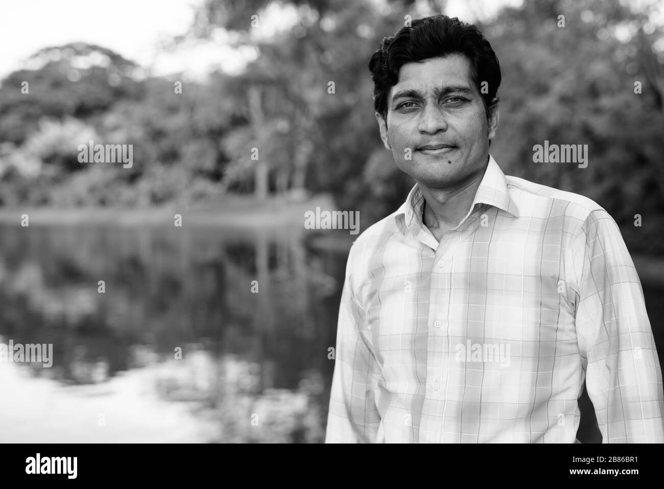 Portrait de l'homme indien se reposant au parc Banque D'Images