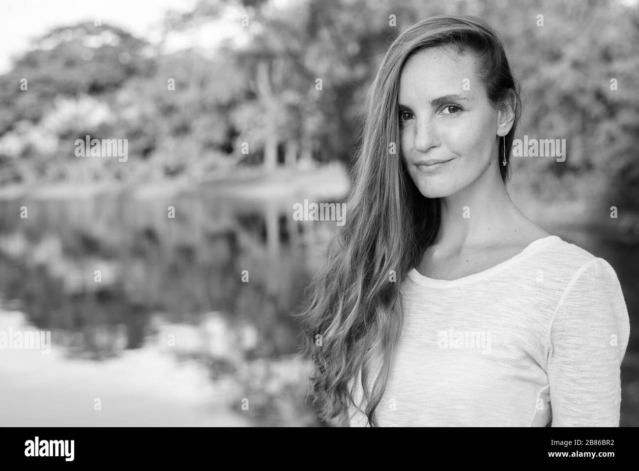 Portrait de belle femme se reposant au parc Banque D'Images