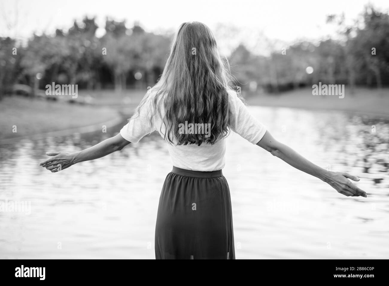 Portrait de belle femme se reposant au parc Banque D'Images