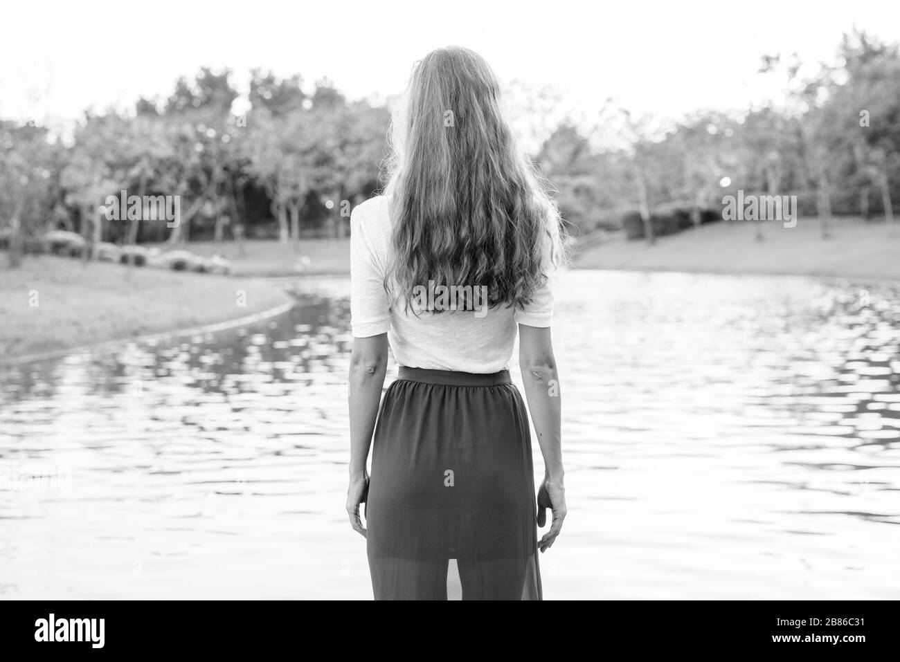 Portrait de belle femme se reposant au parc Banque D'Images