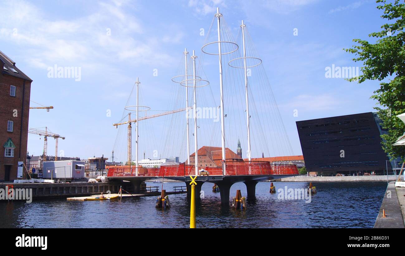 COPENHAGUE, DANEMARK - 05 JUILLET 2015 : le nouveau pont Circle avec des mâts comme un navire dans le port de Copenhague, contre la forme du Black Diamond Banque D'Images