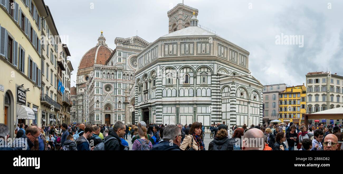 Firenze, Italie, 26 avril 2019 : Tourisme en attente de la visite de la basilique de la fleur de Florence, Italie Banque D'Images