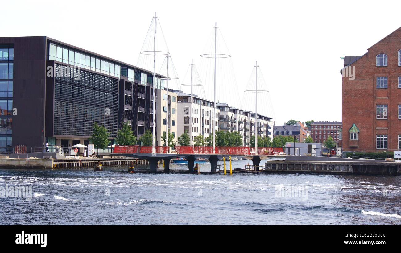 COPENHAGUE, DANEMARK - 05 JUILLET 2015 : le nouveau pont Circle avec des mâts comme un navire dans le port de Copenhague Banque D'Images